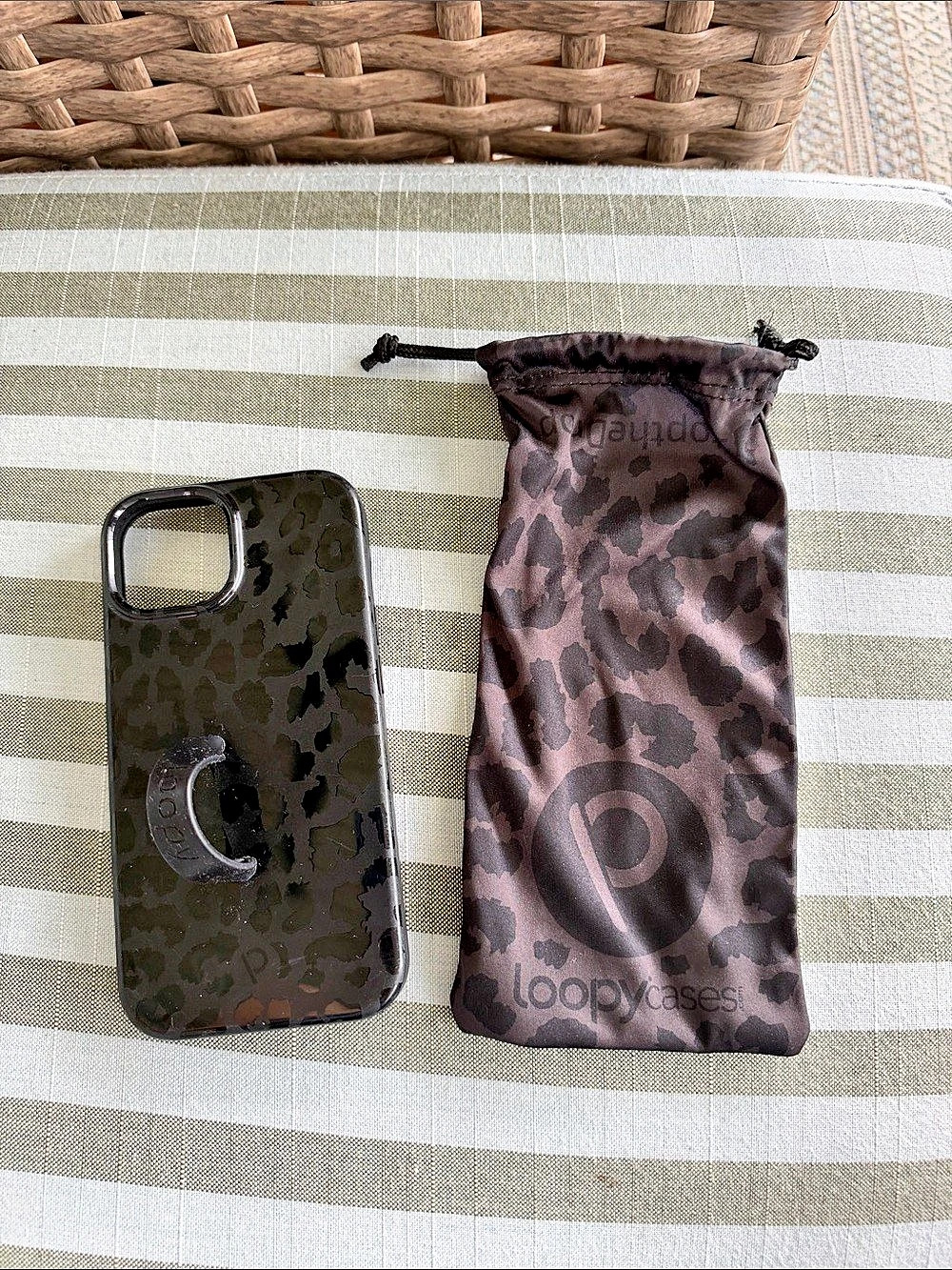 LOOPY Leopard black Print iPhone 15 Case with Pouch Like New